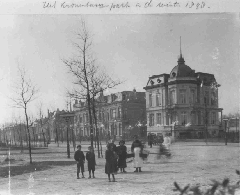 Monumentale villa mogelijk ontworpen door L.H. Verbrugge en gebouwd in de jaren 1890/91 op de hoek (verlengde) St. Jorisstraat Canisiussingel (rechts); in 1896 werd het adres mr. Franckenstraat 2. Op 9 november opent, na een omvangrijke verbouwing onder andere een aanbouw links van het pand, H.E Span de banketbakkerij "Keizer Karel" met lunchroom en terras in het ronde gedeelte. In 1933 vestigt zich in de aanbouw een filiaal van bloemensalon "Corona" in de Bisschop Hamerstraat. Tijdens de bevrijding van de stad wordt het pand en de naastliggende huizen verwoest, Mr. Franckenstraat 2 Hunnerberg, 1895-1900 (F5503 RAN)