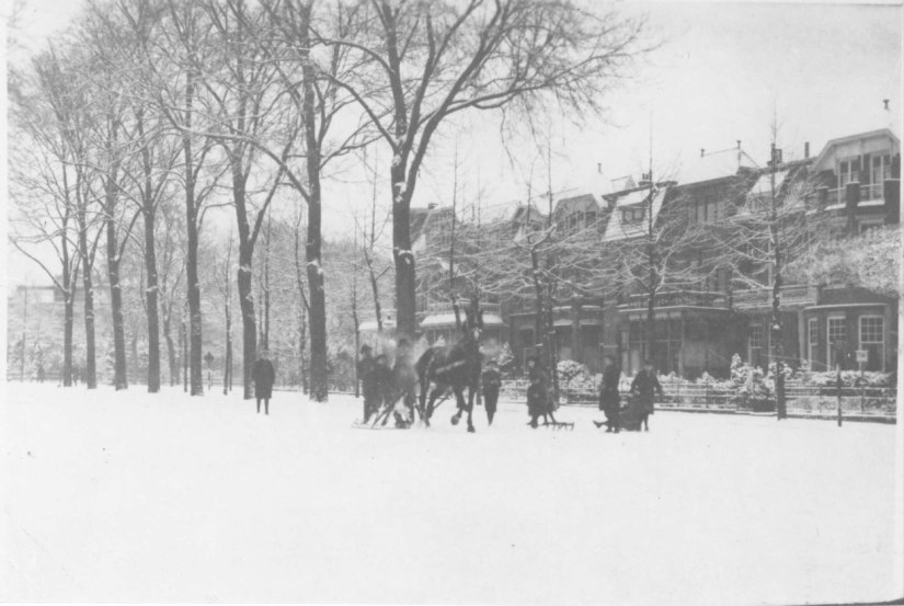 Een besneeuwde St. Canisiussingel richting Oranjesingel met arrenslee voor de herenhuizen met de huisnummers 32 en volgende, rond 1920 (F15926 RAN)
