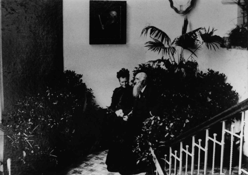 Dr. Claas Noorduijn en zijn echtgenote Johanna Ruperta Drijfhout van Hooff op zijn 80-ste verjaardag in het trapportaal van het Wilhelmina Ziekenhuis, onder het toen zo juist onthulde portret van hemzelf, 1903 (F84827 RAN)