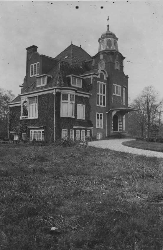 Huize Belvoir (de villa van Anton Jurgens), ook wel genoemd "De Botterfloot", verwoest in september 1944, bij de bevrijding van Nijmegen en de strijd om de Waalbrug, Hunnerberg,1935-9/1944 (Fotopersbureau Gelderland via F39680 RAN CCBYSA Auteursrechthouder: J.F.M. Trum