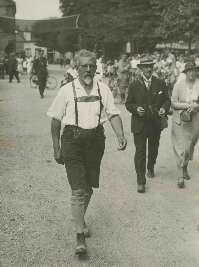 24 juli 1935: De heer H. Menalda van Schouwenburg uit Nijmegen, ook deelnemer in 1909, 1910 en 1911, passeert Wijchen op de tweede dag van de 25e Vierdaagse. (Fotobureau Gazandam, Arnhem via F40617 RAN Auteursrechthouder: KNBLO-NL)