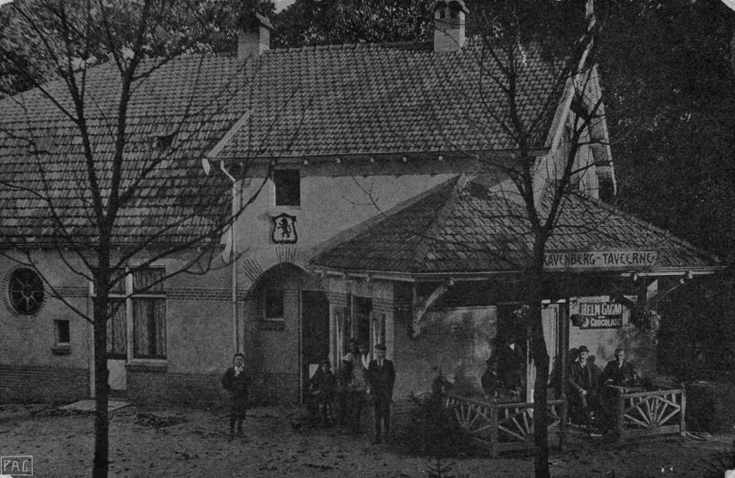 Ravenberg Taveerne, van Hendrikus Merkus (Rechts op de foto), 1910 (P.A. Geurts Boek- en Kunstdrukkerij, Nijmegen via F72294 RAN)