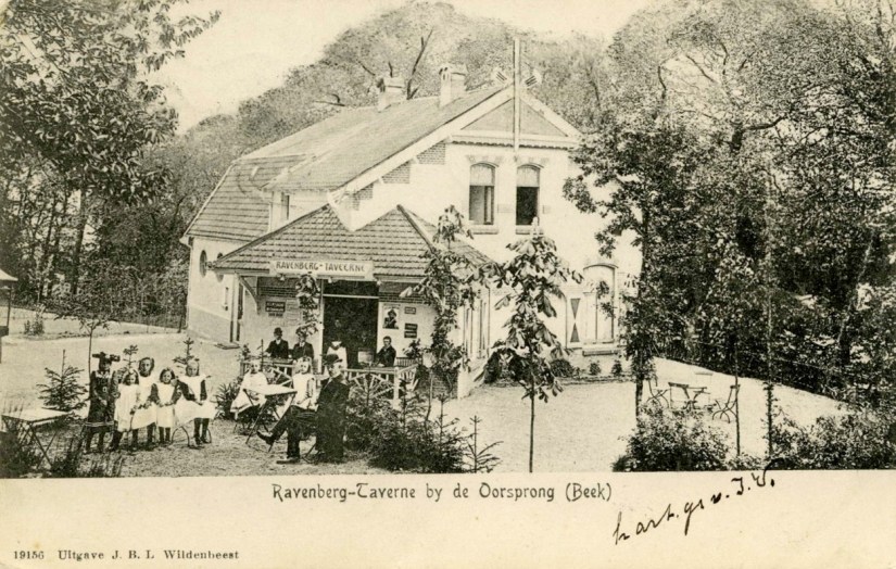 RAN: Hoogste punt van de Ravenberg met de gelijknamige uitspanning en theeschenkerij de 'Ravenberg-Taverne' van H. Merkus, 1898-1902 (J.B.L. Wildenbeest Uitgever, Nijmegen via F89517 RAN)